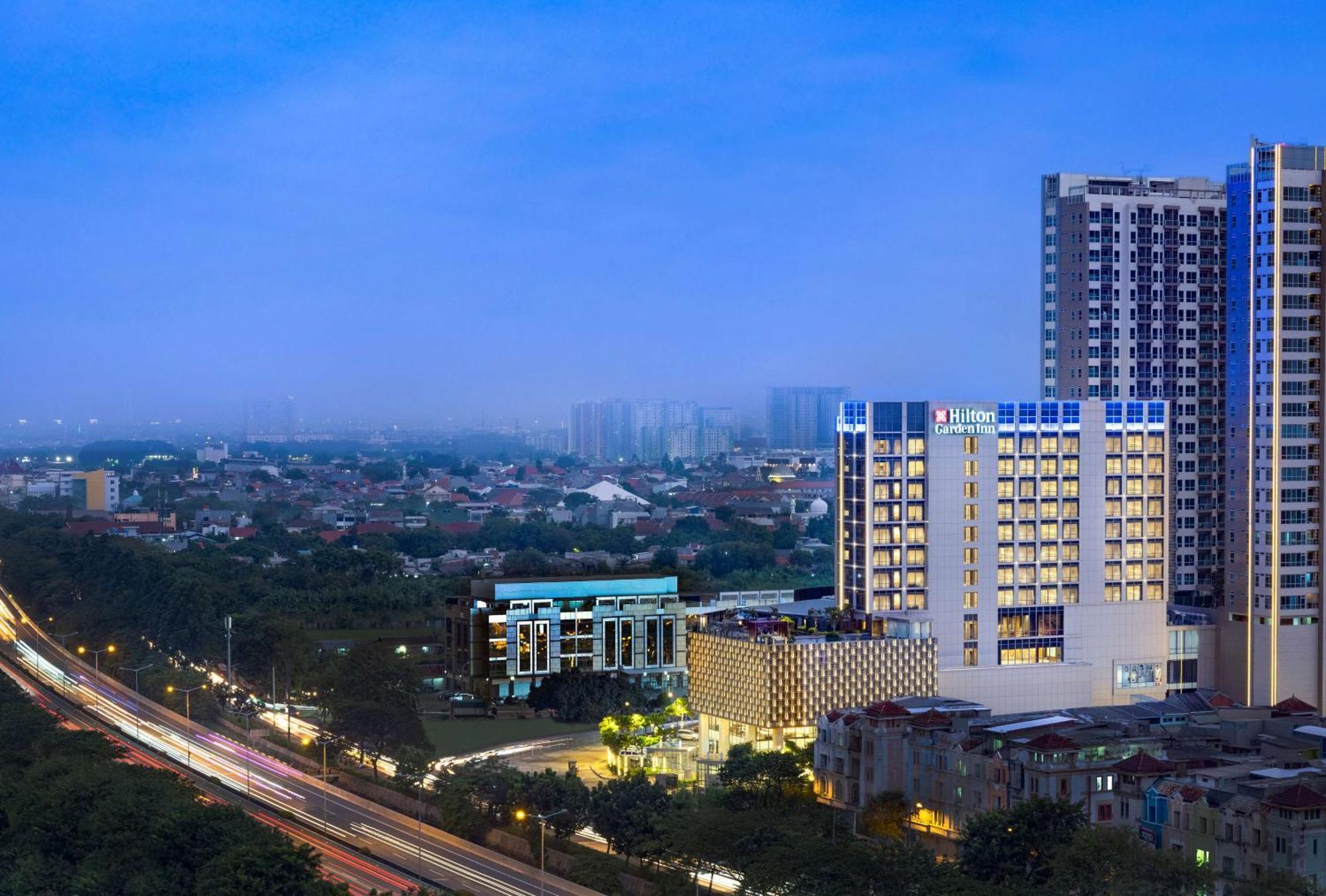 Hilton Garden Inn Jakarta Taman Palem Екстериор снимка